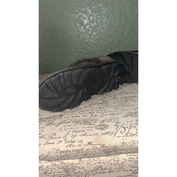 Women's UGG Gray Suede Fur Lined Slippers Size 6 - Picture 4 of 5